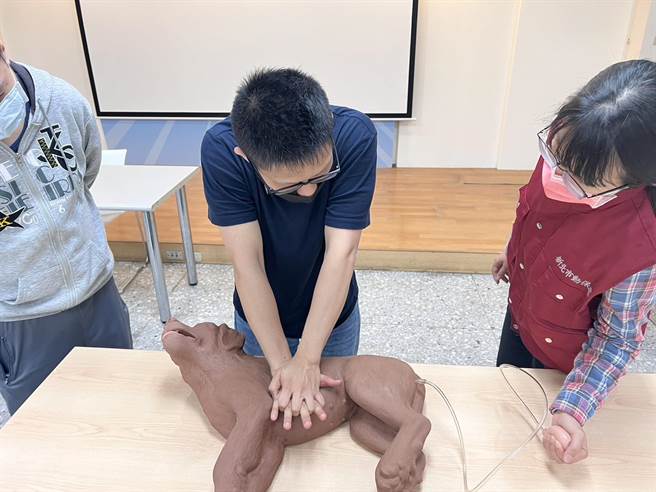 新北市动保处举办宠物CPR教学。（新北市动保处提供）