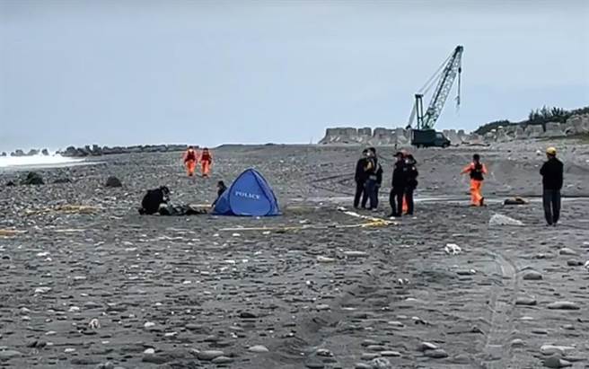 台东沙滩今天中午惊见1具无名女尸， 警方採证中。（民眾提供）