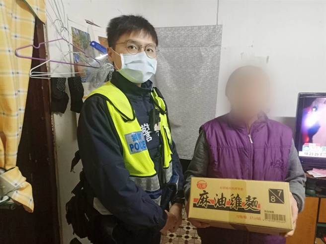 龟山员警处理车祸时，发现70岁田姓老妇独居且生活困苦，冷天气时送上物资，让老妇觉得好像孙子来探视。（警方提供）