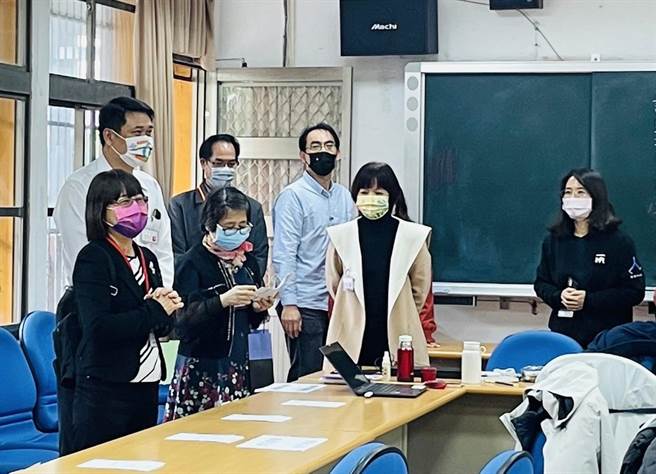 公务人员初等考试今登场，典试委员等人巡视台东位在新生国中考场。（台东县政府提供）