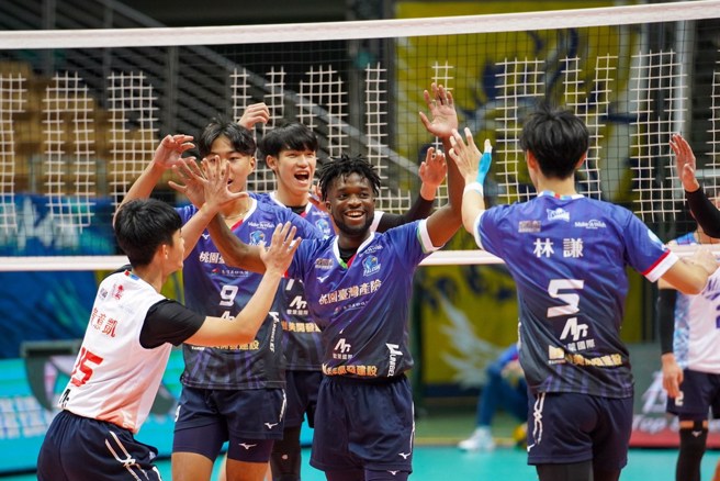 李尼希米(中)跟队友庆祝得分。(中华排协提供)