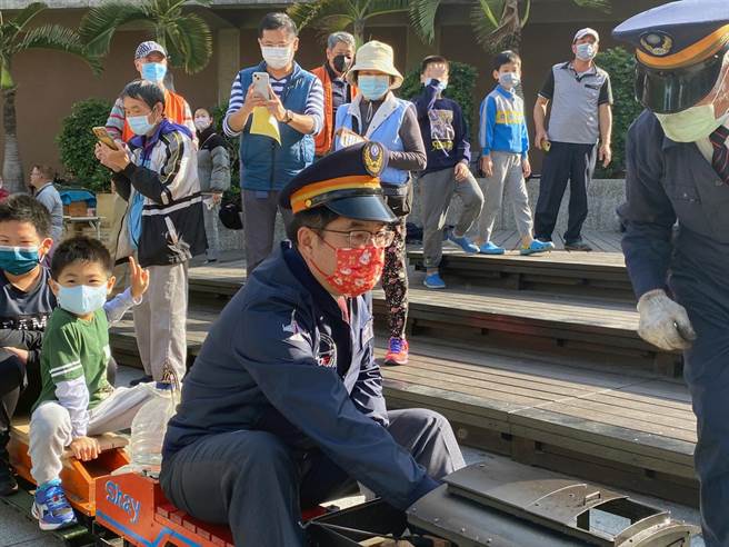 台南市长黄伟哲参与台南社大的教与学博览会，并担任列车长载小朋友坐火车体验台湾铁道文化。（台南社大提供／洪荣志台南传真）