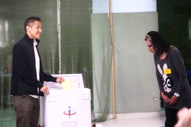 台北立委第3選區補選8日進行，民進黨立委候選人吳怡農到永安國小投下神聖的一票。（鄧博仁攝）