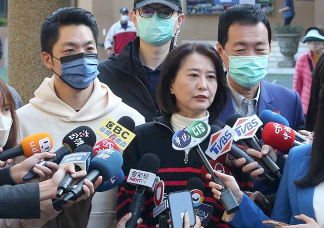 國民黨台北市第三選區立委補選候選人王鴻薇（中）8日在台北長蔣萬安（左）的陪同下前往北市民生國中投票，接受媒體聯訪。（鄭任南攝）