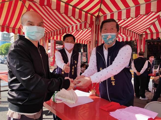 屏县春节送暖起跑，让全县4588户低收家庭感受多一度温暖。（屏县府提供）