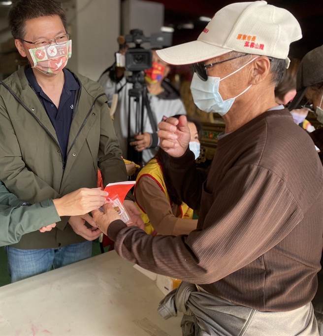 屏县春节送暖起跑，让全县4588户低收家庭感受多一度温暖。（屏县府提供）