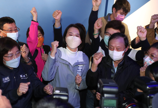 台北市第三選區立委補選8日開票，國民黨候選人王鴻薇（中）確定當選後，來到國民黨台北市黨部與支持者一同高喊勝選慶祝。（鄭任南攝）