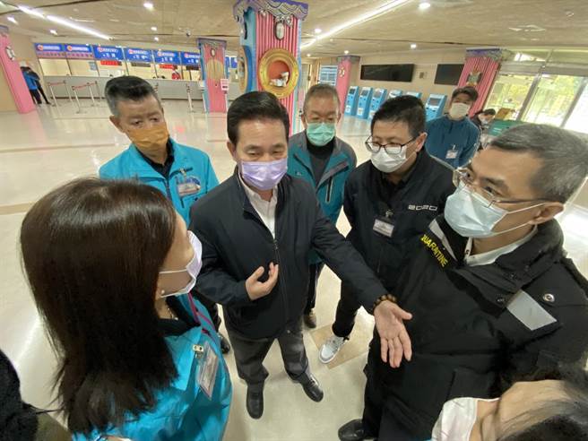 县长陈福海（中）到场视察，指示採对应作法，尽速与大陆协调取得共识，将疫病阻绝境外。(于家麒摄)