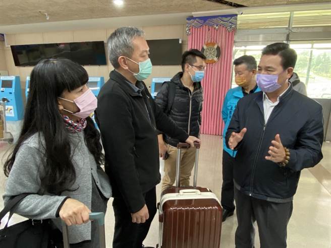 民眾陈情台商中转事宜，陈福海（右1）回覆须确保县民的安全，逐步推动小三通的全面復航。(于家麒摄)