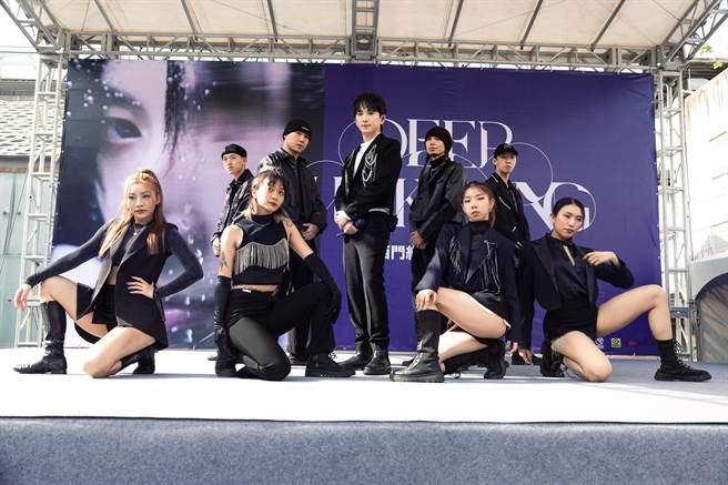 邱锋泽今现场唱跳新歌〈DEEP〉，台下千位粉丝跟着节奏齐喊应援。（原音兄弟提供）