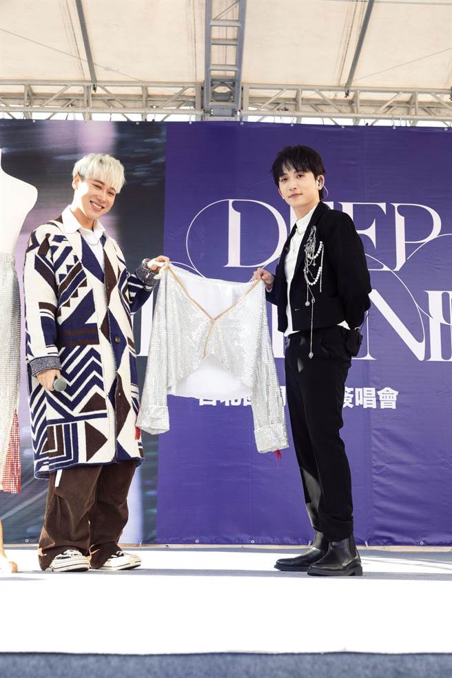 邱锋泽今签唱会，小赖送上国标舞套装笑称希望他尝试多种舞风，跳进国标舞界。（原音兄弟提供）