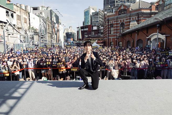 邱锋泽第五张个人创作专辑《DEEP AWAKENING 见过深渊的人》专辑开出好成绩。（原音兄弟提供）