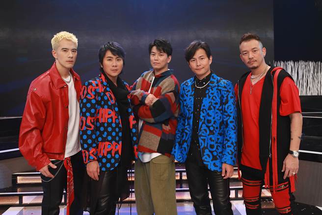 JR纪言恺（左起）、王仁甫、阿弟、孙协志、阿BEN表演合作舞台。（民视提供）