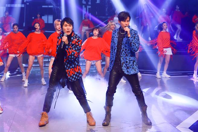 5566的王仁甫（左）、孙协志。（民视提供）