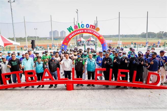 嘉义县棒垒球园区由县长翁章梁揭牌启用。（嘉义县政府提供／廖素慧嘉县传真）