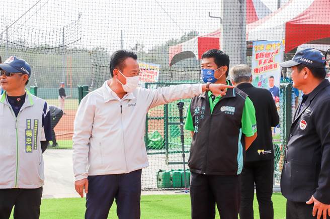 嘉义县长翁章梁参观棒垒球园区设施。（嘉义县政府提供／廖素慧嘉县传真）