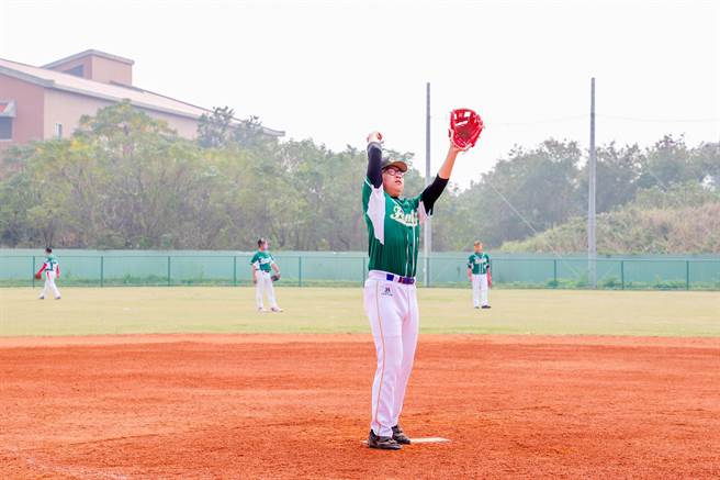 嘉义县棒垒球园区启用，球队下场打球了。（嘉义县政府提供／廖素慧嘉县传真）