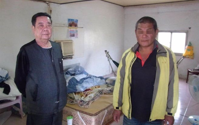 云林县台西乡民林文溪瘫痪无力住疗养院，哥哥林志贤（右）筹钱盼接弟弟回家照护。（张朝欣摄）