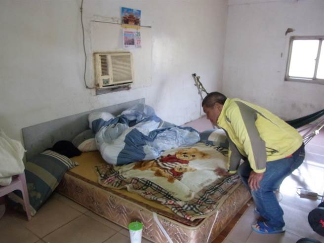 云林县台西乡民林文溪瘫痪无力住疗养院，哥哥林志贤整理房间希望接弟弟回家照护。（张朝欣摄）