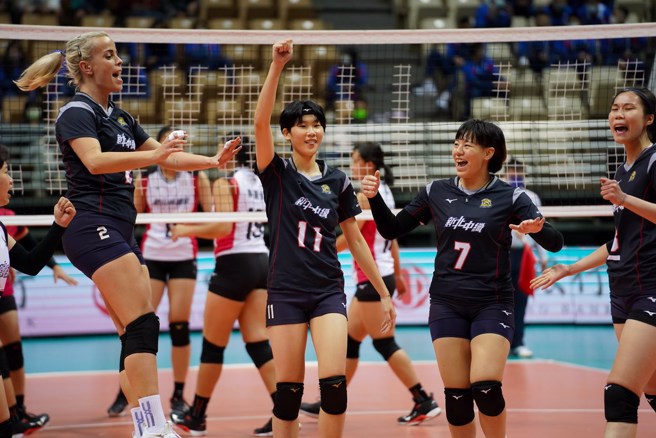 新北中纤球员在场中庆祝得分。(中华排协提供)