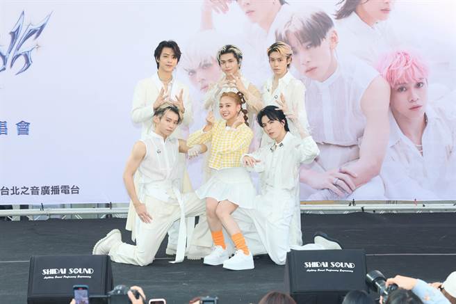 鬼鬼（中）今現身西門町為ALL IN 5簽唱會站台。（必應創造提供）