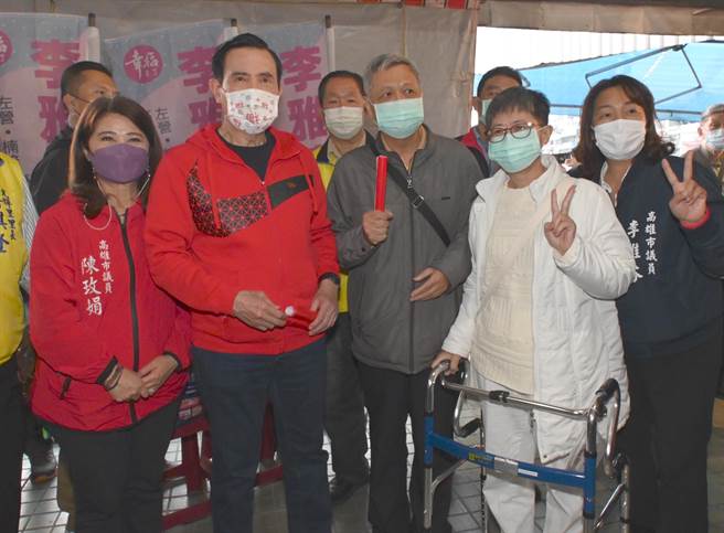 前總統馬英九（左二）8日傍晚到左營區自由路黃昏市場發送春聯，與民眾合影。（林瑞益攝）