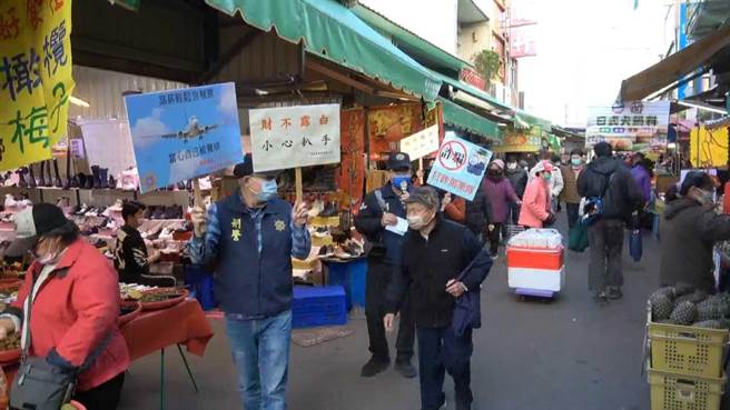 苗栗县警方7日前往苗栗市南苗市场宣导防扒窃。（苗栗县警察局提供／李京升苗栗传真）