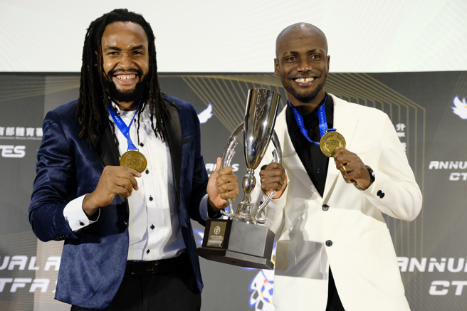 南市台钢马可（左）、安以恩（右）分别荣获金靴奖与年度最佳球员。（中华足协提供）