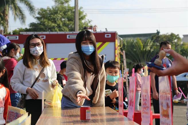 台南市政府消防局第二大队和消防之友会第二办事处8日在下营上帝庙旁停车场举办宣导活动。（南市消防二大队提供／张毓翎台南传真）