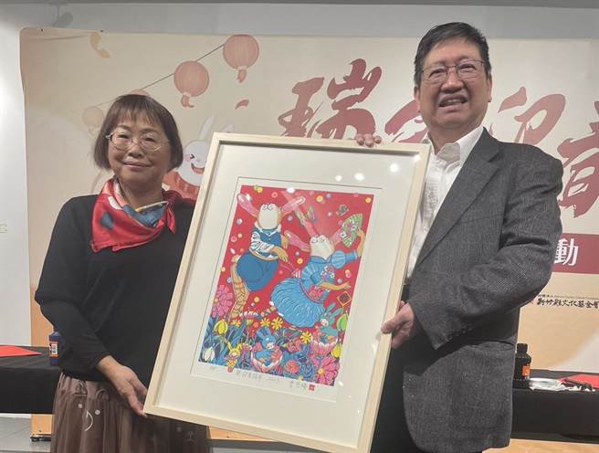 非科班出身的机械工程师曾雪梅（左）因热爱艺术，今年参加全国版印年画大赛获首奖。（曾雪梅提供／邱立雅竹县传真）