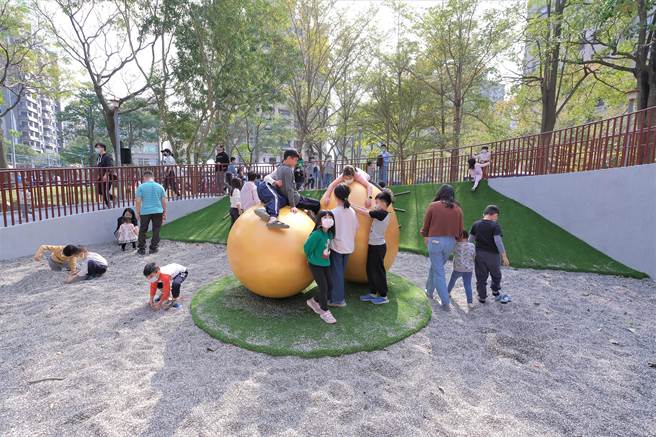 孩子在儿4公园可体验攀爬魔豆造型攀爬网、巨人城堡游戏塔等装置、在自然素材舖面上奔跑，寻找园内被埋藏的金蛋。（新竹县府提供／邱立雅竹县传真）