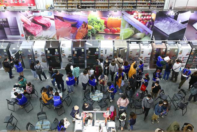 世贸年货展暨家电展在世贸一馆展出，共邀请115家厂商，使用近300个摊位。在家电展中，各业者纷纷祭出促销价格，民眾考虑赶在过年前更换新冰箱等家电。（陈君玮摄）