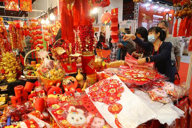 世贸年货展暨家电展在世贸一馆展出，民眾採买年菜美食、伴手礼等年货商品。（陈君玮摄）