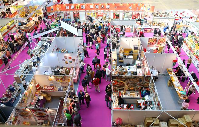 世贸年货展暨家电展在世贸一馆展出，共邀请115家厂商，使用近300个摊位。年货展只要消费满千元，加码送「转好礼」抽奖，最大奖是市价超过4千元的美利达脚踏车。（陈君玮摄）