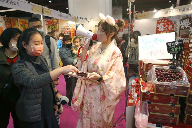 世贸年货展暨家电展在世贸一馆展出，民眾採买年菜美食、伴手礼等年货商品。（陈君玮摄）