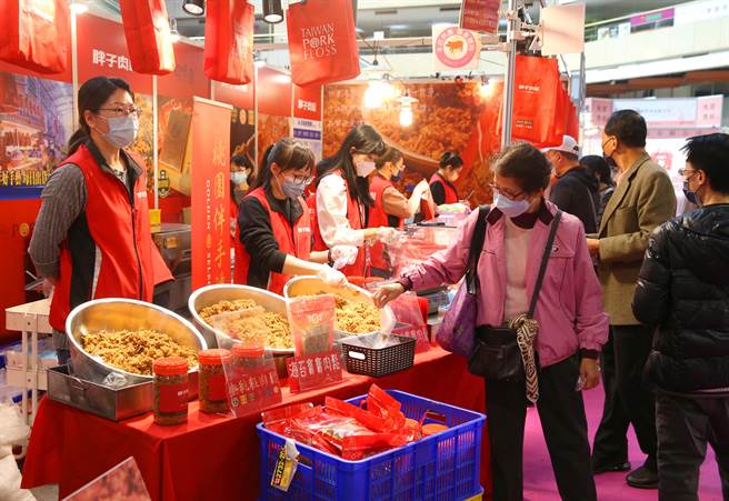 世贸年货展暨家电展在世贸一馆展出，民眾採买年菜美食、伴手礼等年货商品。（陈君玮摄）