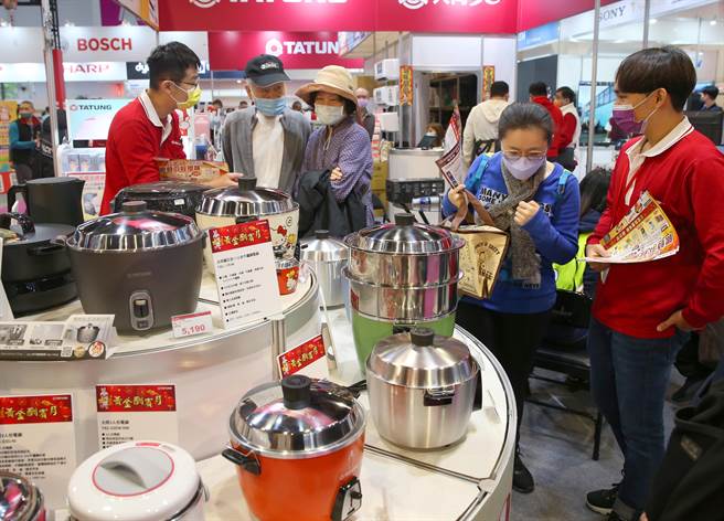 世贸家电展各业者纷纷祭出促销价格，民眾考虑赶在过年前更换新家电用品。（陈君玮摄）