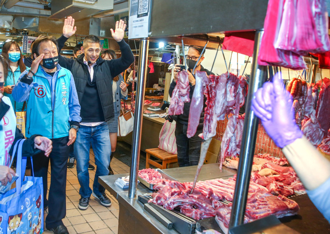 北市第三選區立委補選，民進黨候選人吳怡農（左二），12月30日上午在台北市議員王世堅（左）陪同下，赴松江市場掃街拜票。（粘耿豪攝）