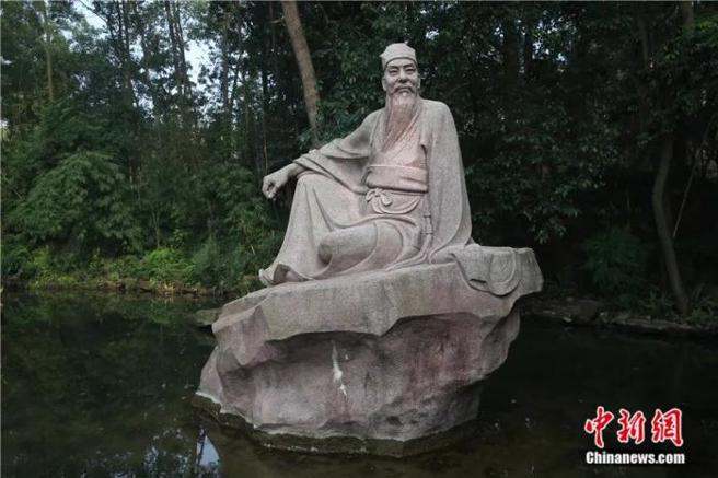 四川眉山三蘇祠內的蘇東坡的雕像。（中新社圖）