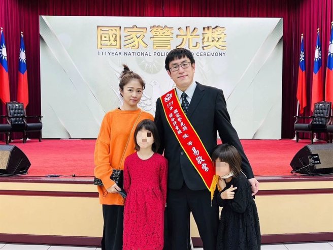 高雄刑事警察大队科技犯罪侦查队分队长易敬棠（右2），利用工作之余自学Python程式语言，并自行写出一套演算程式，借助科技之力帮助警方快速分析庞大鑑识资料，曾破获淫保全罗育祥案，获颁2022年国家警光奖。（翻摄照片／崔正纲高雄传真）。