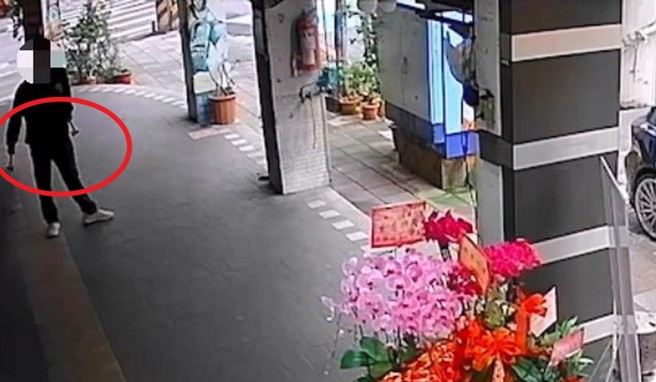 三重警方6日下午获报，有名39岁蓝姓男子（见图）手持斧头当街追赶32岁的杨姓男子。（黄敬文翻摄）