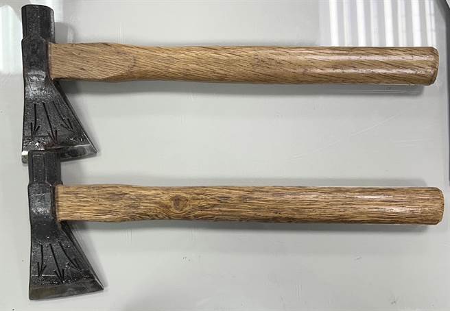 蓝男所持双斧。（黄敬文翻摄）