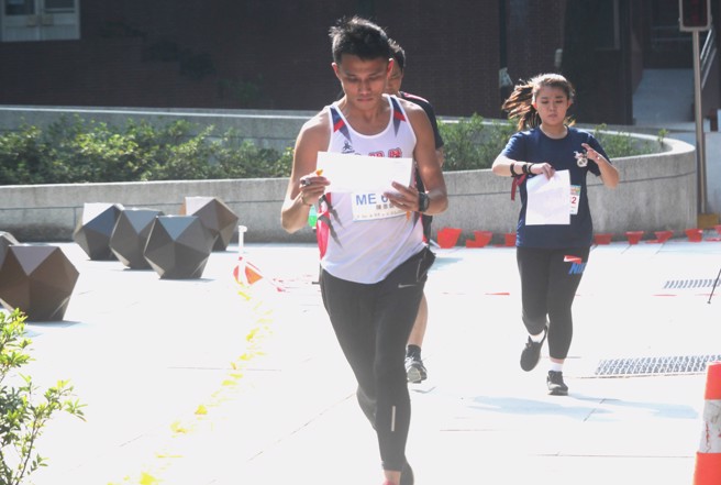 金门好手陈彦龙（前）在全国菁英杯定向越野短距离锦标赛暨全国排名赛赛前就开始头痛，并忍痛完赛夺金。（大会提供）