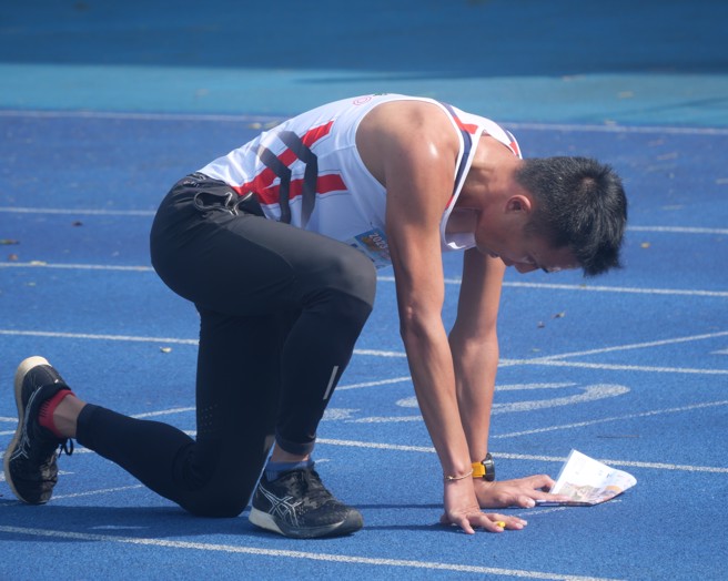 金门好手陈彦龙衝过终点后头痛到站不起来。（大会提供）