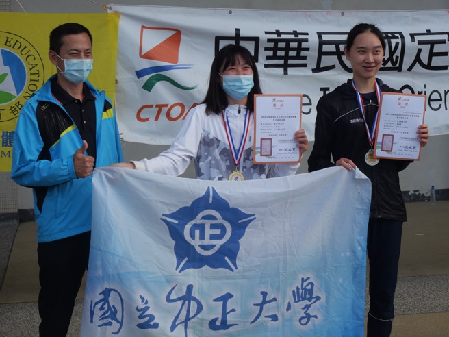 中正大学江品宣（中）胜过全民运3金后黄敏惠（右），拿下2023全国菁英杯定向越野短距离锦标赛暨全国排名赛女子精英组冠军。（大会提供）