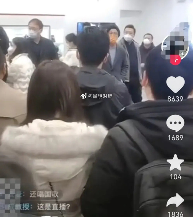 特斯拉降价再次引起车主们的维权抗议行动，网上传出一些车主抗议时还在特斯拉门市唱中华人民共和国国歌：「起来！不愿做奴隶的人们....」。（图／微博@墨说财经)