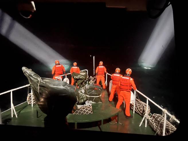 「海洋之星8号」载客船舶8日下午4时许在目斗屿西北16浬海域沈没，澎湖海巡队接获通报后，立即派遣3539及10087巡防艇前往搜救。（澎湖海巡队提供）