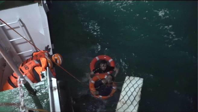 平安舰使用探照灯及热显像仪器发现4个救生衣反光，即指引3539及10087艇救援，顺利将4名船员全数救起，人员意识清楚。（澎湖海巡队提供）