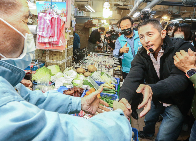 北市第三選區立委補選民進黨候選人吳怡農（右），12月30日在台北市議員王世堅（右二）陪同下，赴松江市場掃街拜票。（粘耿豪攝）
