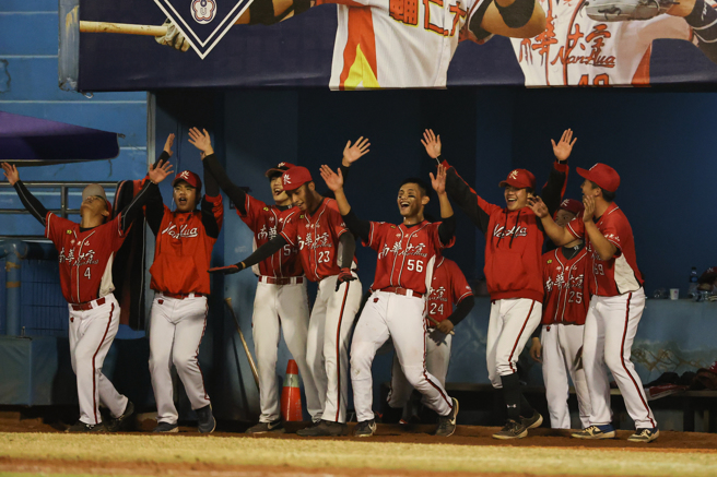 南華大學率先搶下111學年度大專棒球聯賽公開男一級4強門票。（大專體總提供）